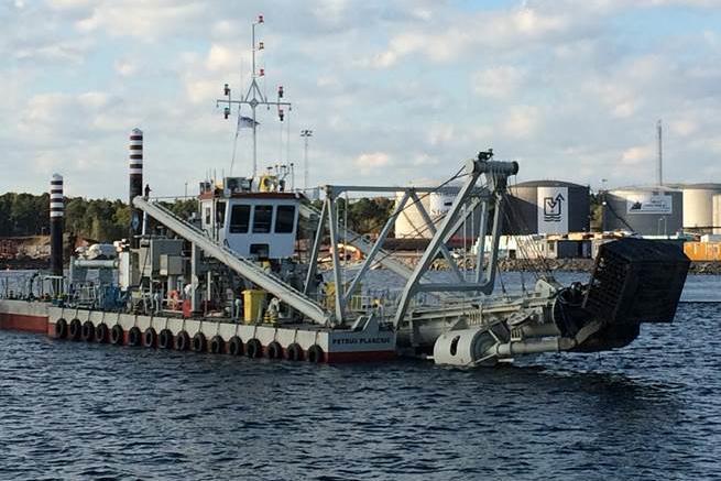 NATURVÅRDSVERKET 12(39) Oskarshamns Hamn - muddringen är i full gång Muddringen av hamnbassängen i Oskarshamns hamn inleddes i september 2016