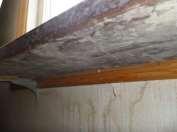 Ventilationen bör förbättras Plastmatta vägg och golv, yt- och tätskikt avskrivet pga