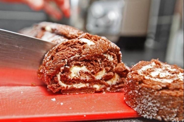 Numrets recept: Ingredienser: 3 ägg Drömrulltårta 1 1/2 dl socker 5 msk potatismjöl 2 msk kakao 1 tsk bakpulver Fyllning: 150 g laktosfritt smör 2dl florsocker 2 äggulor 2 tsk vaniljsocker Gör såhär: