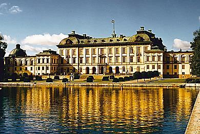 Drottningholms slott Onsdag 26 april Pris: 200 kronor Begränsat antal deltagare Följ med på en guidad visning av slottet. Visningen börjar kl 11.00 och vi träffas i slottets vestibul.