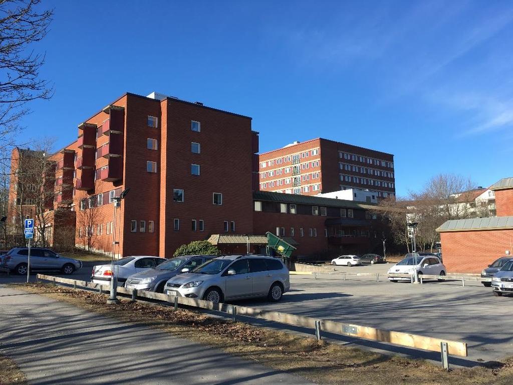 Sida 12 (33) Befintlig bebyggelse. Fruängsgårdens servicehus och parkering.
