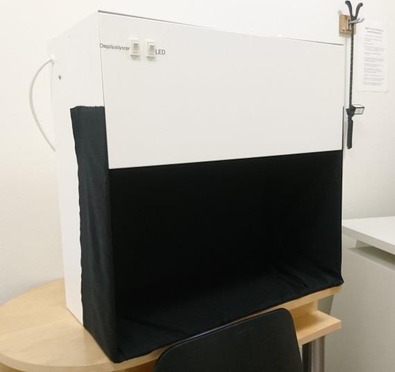Figur 3.3. Den svartklädda ljusboxen. Testet gjordes i en ljusbox som invändigt var klätt med svart tyg, för att slippa reflexer, se figur 3.3. Belysningen och luminansen i ljus boxen mättes med en Hagner ljusmätare.