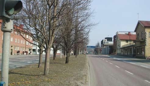 På den centrala delen mellan Skråmträskvägen och Torsgatan/ Klockarbergsvägen har fyra körfält.