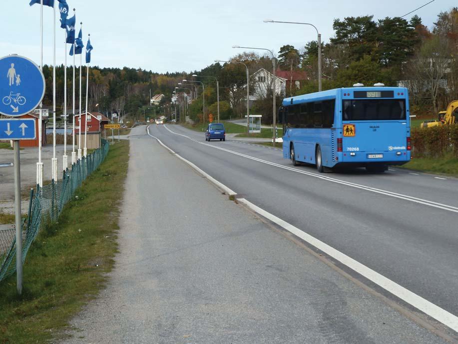 Kollektivtrafi k Ett antal busslinjer trafikerar väg 176, men endast linjerna 889, 891 och 961 stannar vid hållplatserna.