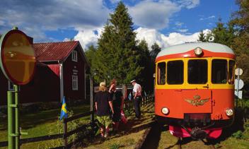 Åk nostalgitåg Föreningen Smalspåret Växjö-Västervik kör nostalgitåg och erbjuder dressincykling längs smalspåret.