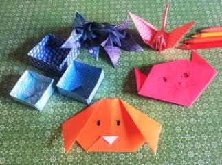 ORIGAMI Konnichiwa! Ett tunt pappersark kan förvandlas till en trana, lilja eller en ask.