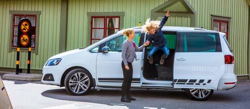 Formen har en distinkt sportig attityd med kromade detaljer, takrails och läckra lättmetallfälgar. Man kan profilera Alhambra med ett generöst tillvalsprogram som t.ex.