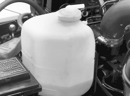 Kontrollera kylvätskenivån i expansionstanken varje dag innan motorn startas. Kylsystemet rymmer 5,7 l.