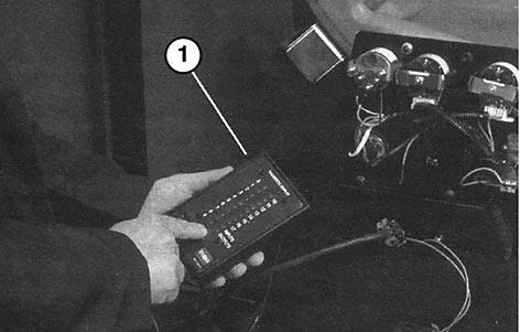 Driftanvisningar ACE diagnosdisplayen. 4. Vrid startnyckeln till ON läge, men starta inte maskinen. hydrauliskt. Utgångsfunktionen kontrolleras på följande sätt: 1.