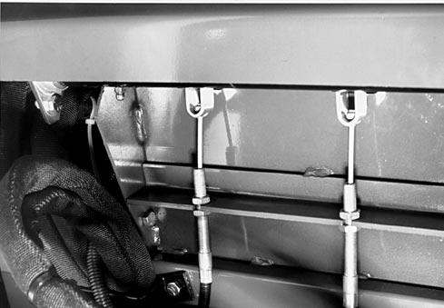 Underhåll Figur 32 Figur 33 KONTROLLERING/UNDERHÅLL (VARJE DAG) 1. Oljenivå, motor 7. Kylargaller 2. Oljenivå, transmission 8. Bromsfunktion 3. Oljenivå, hydraultank 9. Lufttryck 4.