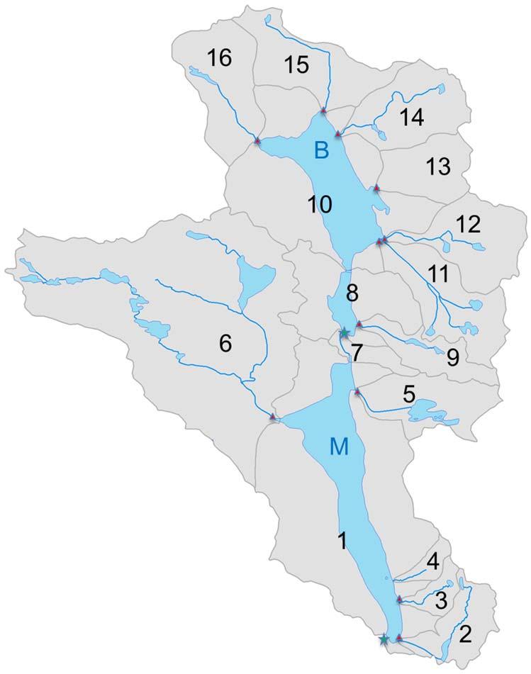 Figur 4. Mjölk och Burvattnets avrinningsområde uppdelat på 16 delavrinningsområden. Provtagningspunkter i tillrinnande vattendrag och utlopp är markerade med röda trianglar och stjärnor.
