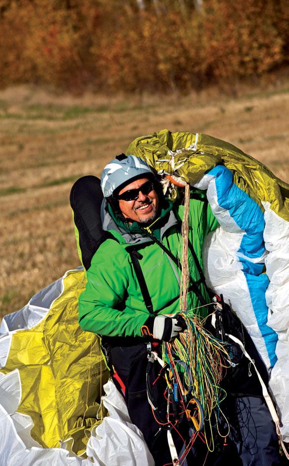 En bra dag, är en dag bland molnen! Hernan Hidalgo, 53, född i Chile, älskar sin hobby. Säkerhetstänket bland skärmflygare är stort.