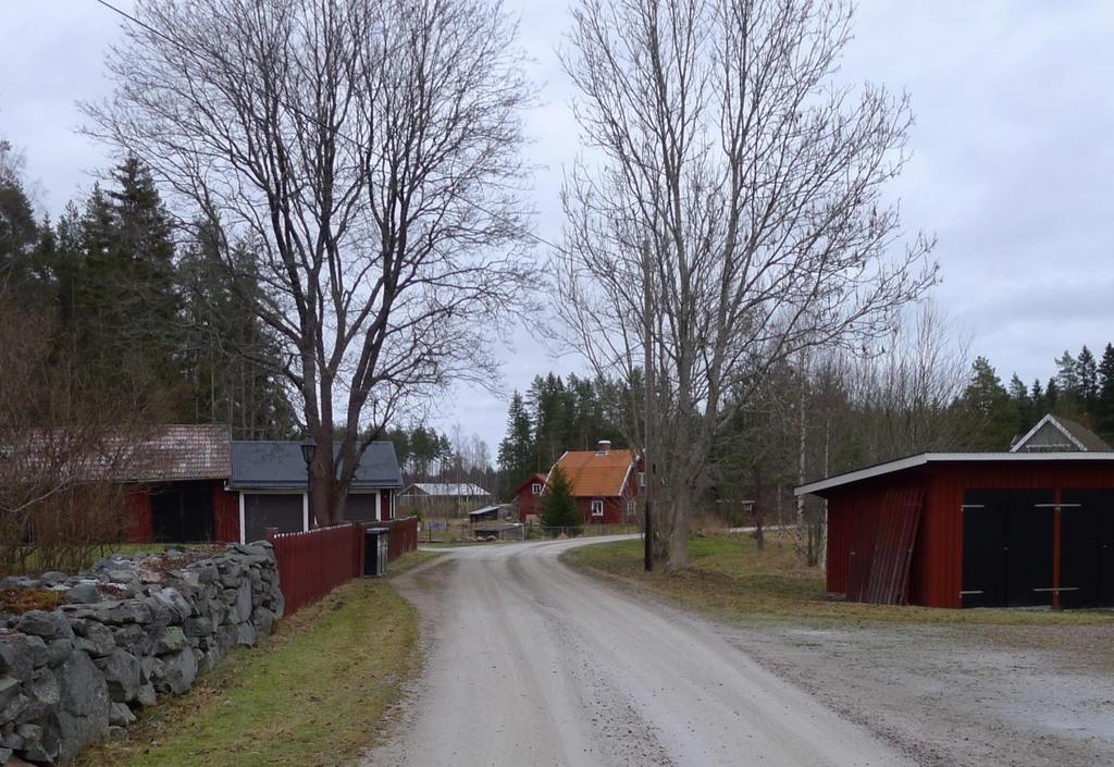 Figur 5 Exempel på småskalig bebyggelse inom utredningsområdet 5.1.2. Kollektivtrafik, service m.m. Kollektivtrafiken, regionbuss, trafikerar Skogsmursvägen och Ölbogatan (Väg 509) mellan Gävle och Gysinge.