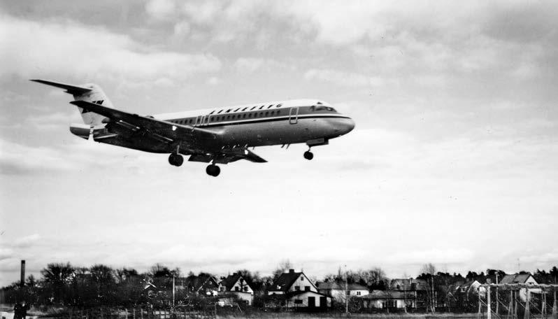 Karlstads gamla Den första Fokkern sveper in över Sommarro för landning. Då den nya flygstationen byggdes förlängdes också landningsbanan så att man kunde utnyttja flyg med reamotorer.