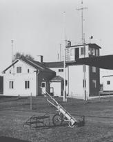 Meningen var att Karlstads flygplats skulle bli en genomgångsstation för den internationella flygtrafiken. Hästskjuts på väg över älven mot Hammarö tidigt 1900-tal.
