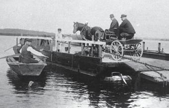 Flygplatsbyggnaden med påbyggt flygledartorn. Minnesstenen från invigningen finns numera på nya flygfältet.