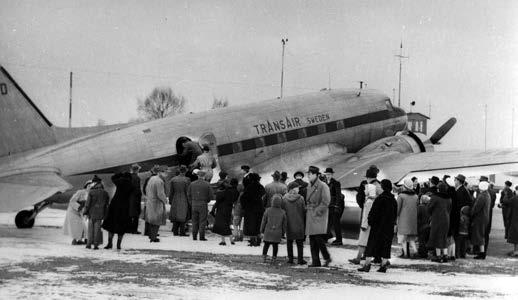 Transairs DC-3:a på gamla flygfältet.transair började med charterresor 1953, men allmänheten kunde också lösa biljetter för en flygtur över Värmland.
