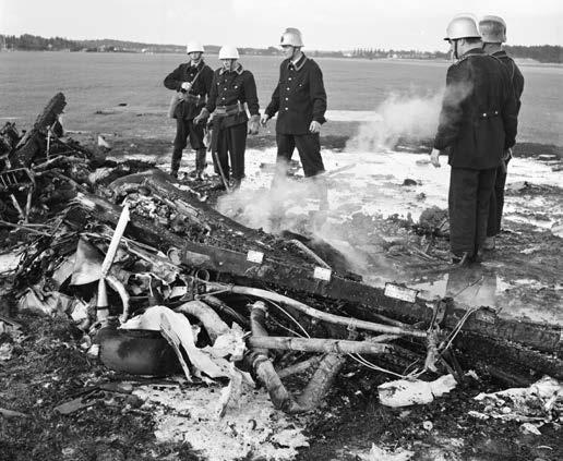 Räddningstjänsten kunde bara koncentrera sig på att släcka branden. Som flygfältsförman anställdes Gustav Karlsson som med familj fick flytta in i Strandstugan.