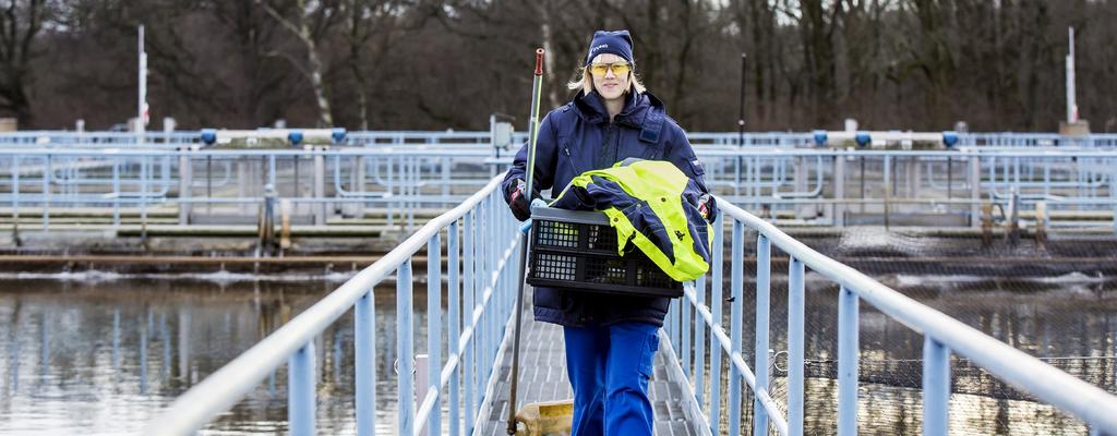 Laboratorieingenjör Therese Vanäs Länn på eftersedimenteringsbassängerna. Foto: Emelie Asplund 90.10 enligt miljöprövningsförordningen (SFS 2013:251).