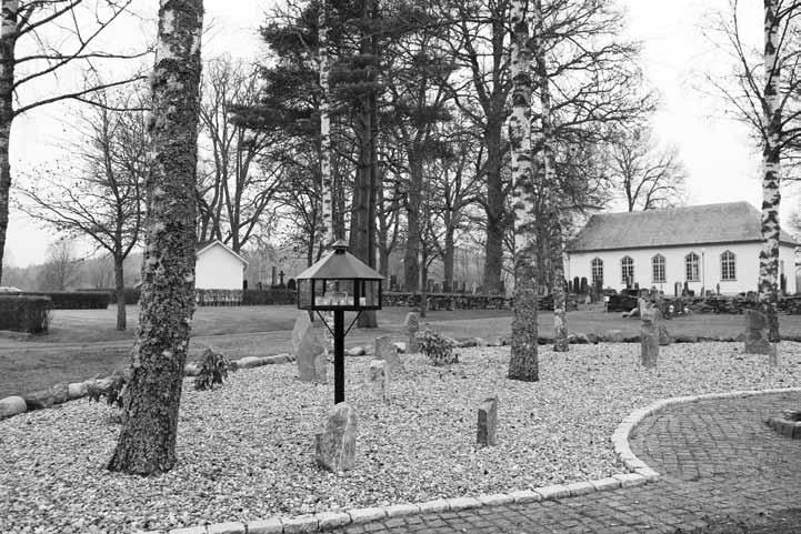 Därefter gick de församlade i procession till platsen där invigningen förrättades av kontraktsprost Anders Evert och prosten Torsten