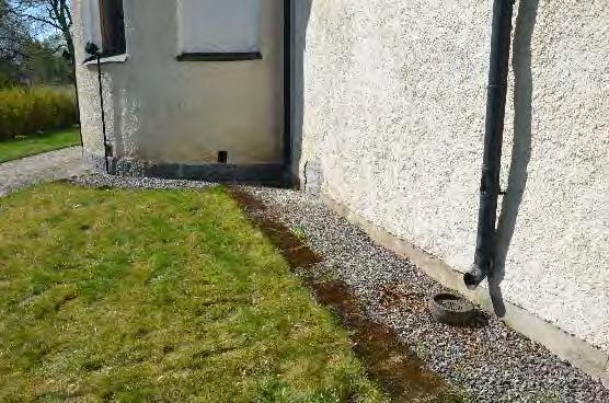 De nytillkomna stuprören på tornets östra sida har placerats 50 cm in från kant, ca 30 cm från ankarslut, på östra sidan.