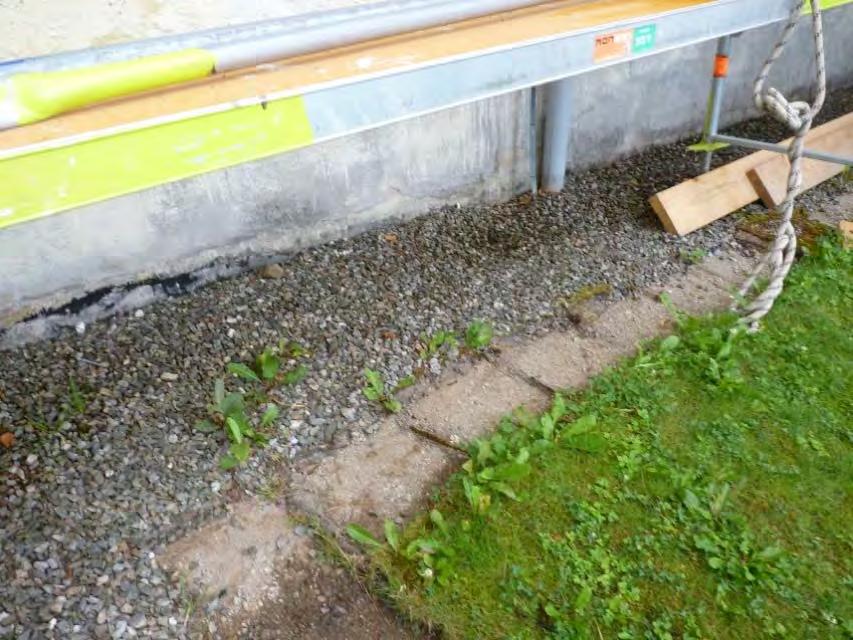 Man har därför kompletterat dagvattenavledningen med en brunn i detta läge. Runt om gjutjärnssilen är en dubbel rad med smågatsten lagd.
