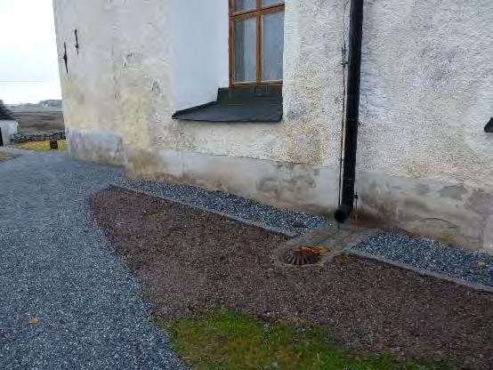 Vattenmagasinen är placerade väster om kyrkan.