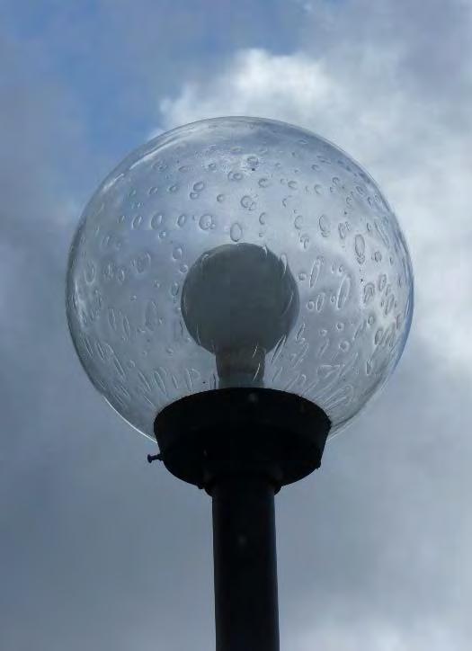 Äldre klot med bubbligt glas.