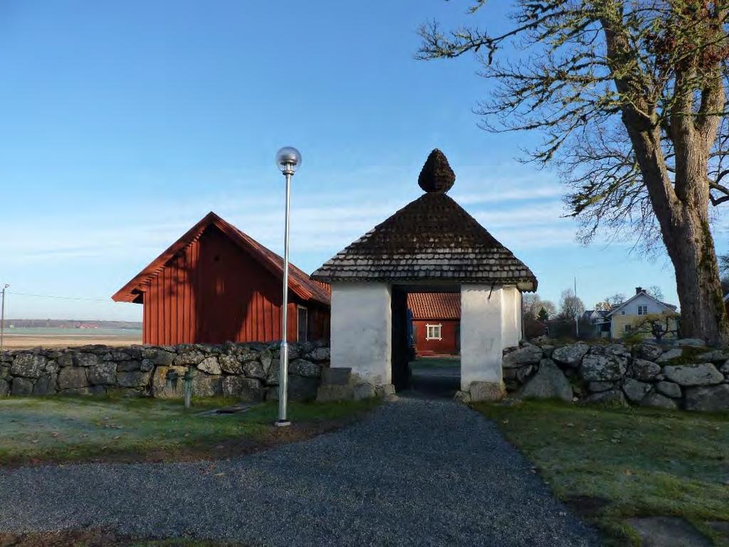 Figur 48. Nytillkommen belysningsstolpe vid norra stigluckan. Foto: Helén Sjökvist. Kortaket Under projektet tillkom även ommålning av korets plåttak.