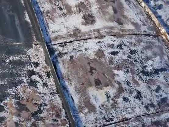 Målning av snickerier I samband med projektet noterades att kyrkans fönster och ytterdörrar var i renoveringsbehov.