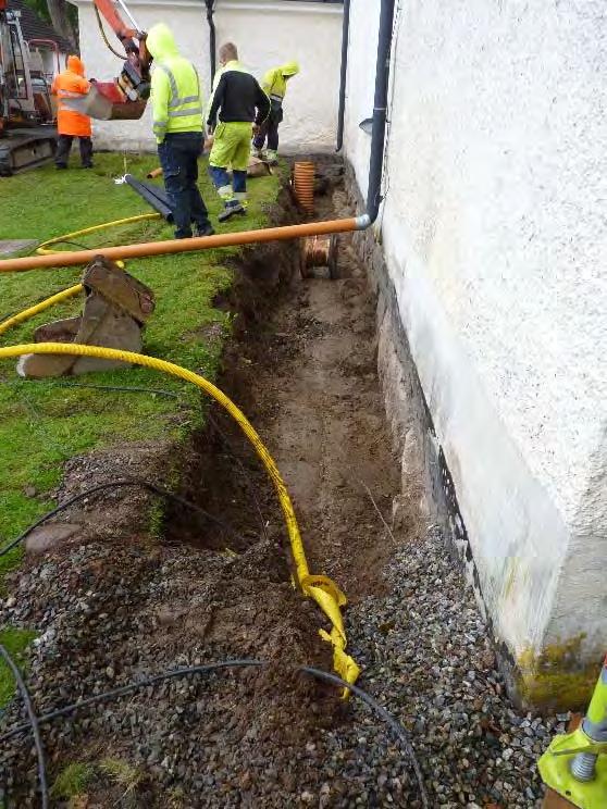 Inledning Under 2014 har Tillberga kyrka försetts med ny vattenavledningsanläggning. Länsstyrelsen gav tillstånd till arbetet 2012-10-08 med dnr 433-4924-11.