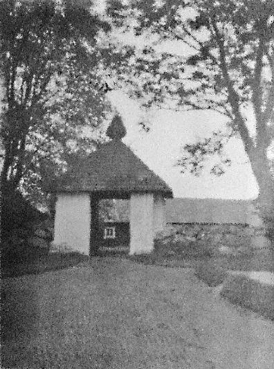 Figur 4. Norra stigluckan, år 1931. Foto: Einar Lundberg. ATA. Figur 5. Kyrkan sedd från nordöst. Foto: Helén Sjökvist.