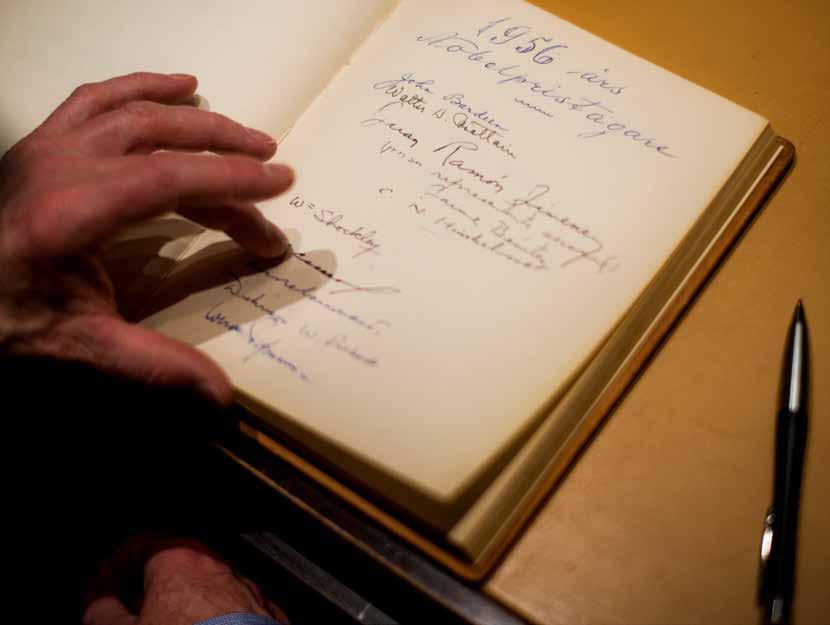 I Nobelstiftelsens gästbok finner många av Nobelpristagarna sina främsta förebilder. Bernard Feringa bläddrar förbi 1956 års pristagare.