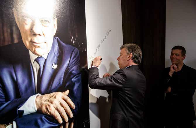 Fredens strålar skiner över Colombia. Må de skina över världen var den hälsning Juan Manuel Santos lämnade efter sig i utställningen Hope over Fear.