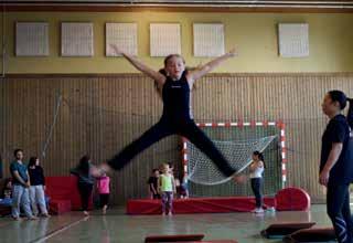 Idrottsskolan pågår mellan kl 9.00-15.00 varje dag och barnen bjuds på lunch. Man kommer få pröva på idrotter som basket, handboll, fotboll, friidrott och Krav maga (självförsvar).