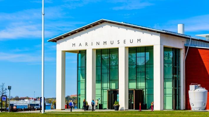 museet 55 000 föremål, ca 20 000 ritningar, 250 hyllmeter arkivhandlingar, 500 000 fotografier och ca 20 000 böcker, som alla behandlar sjöförsvarets historia och utveckling umder århundrader.