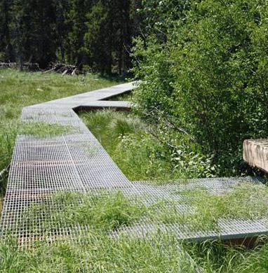 - Gångstigar över grönytorna är något upphöjda och utförs i