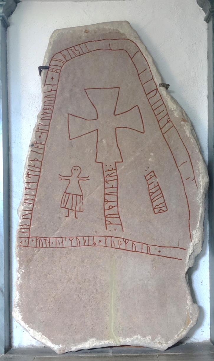 Fragment av runsten, gävlesandsten. Stenen flyttades 1752 av Hadeholms ägare Ulrik Insenstjerna som högg in sitt eget namnchiffer och årtal på stenen.