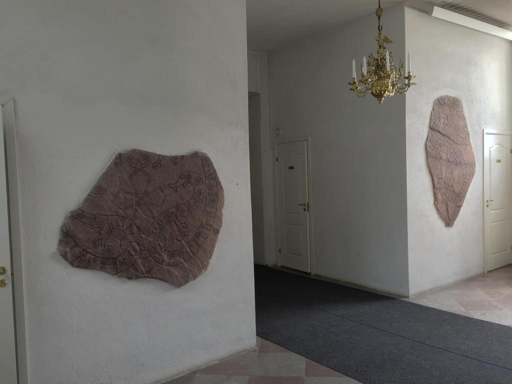 Gs 14 (till höger) och Gs 15 i vapenhuset till Ovansjö kyrka. Foto: Thomas B Larsson, 2015. Gs 16, Ovansjö prästgård.
