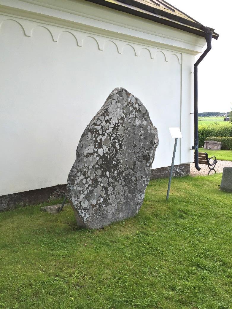 Stenen är 1,8 m hög och 1,4 m bred i röd sandsten. Flintenbergs kopparstick visar att runstenen tidigare varit inmurad på utsidan av Norrala kyrka.