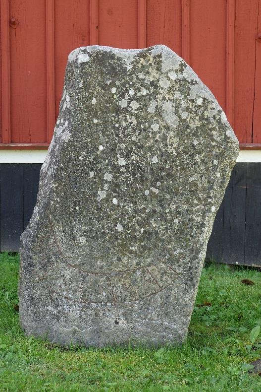 Hs 8, Hudiksvalls kyrka. Försvunnen. Texten ska ha varit: barir reste denna sten efter Un sin broder. Han var Arinbjörns son Gud hjälpe Uns ande.