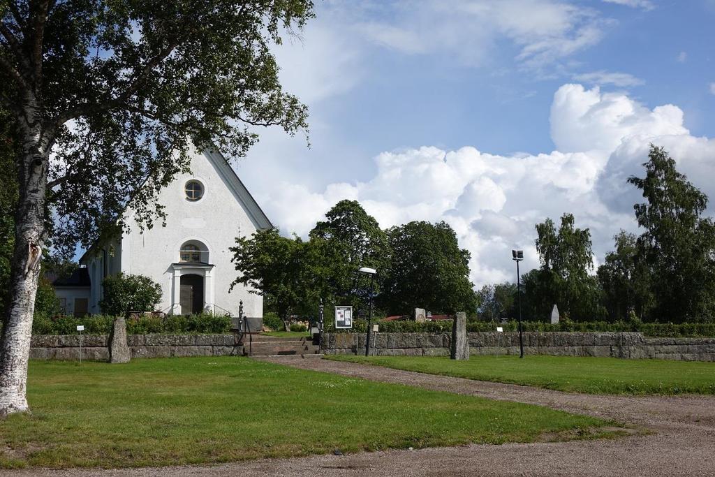 Den ursprungliga platsen för stenen är okänd, men Eftersom stenen nämner ett brobygge är det inte långsökt att tänka sig att den och dess bro ursprungligen varit placerad någonstans söder om kyrkan