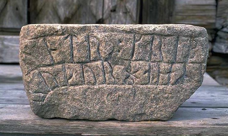 korset) och Hs 18. Då var fragmenten insatta i kyrkans västra bogårdsmur (Nyström 2015: 101). Anund(?