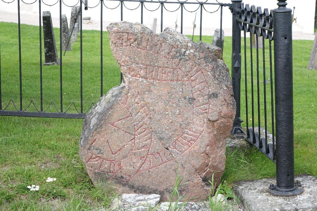 M 4, Attmar kyrka (lilla stenen). RAÄ-nummer: Attmar 4:2 Koordinater: 6910683 / 606519 Foto: Lennart Norberg, 2015.