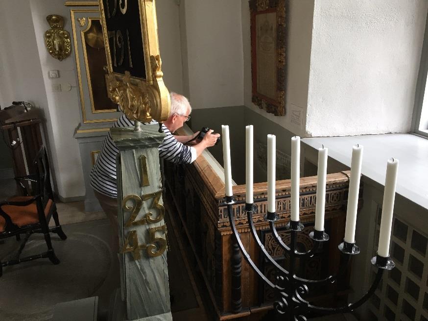 Inskription: Torsten reste denna sten efter NN fader sin. Håkan märkte (ristade). Den avslagna runstenen är idag inmurad inne i kyrkan i vågrätt läge bakom ett träskrank där man förvarar stolar.
