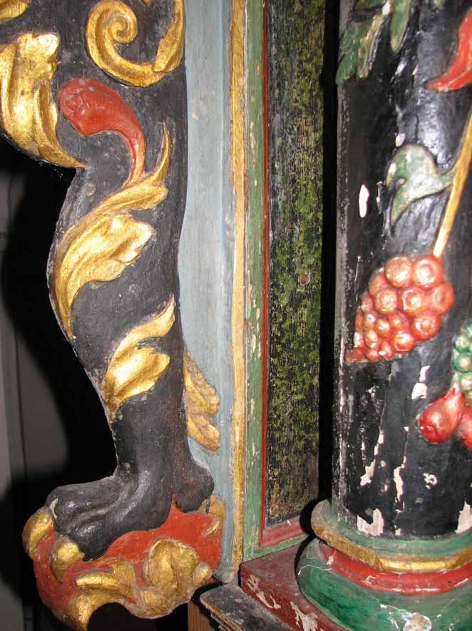 Detalj av altaruppstsen visar på
