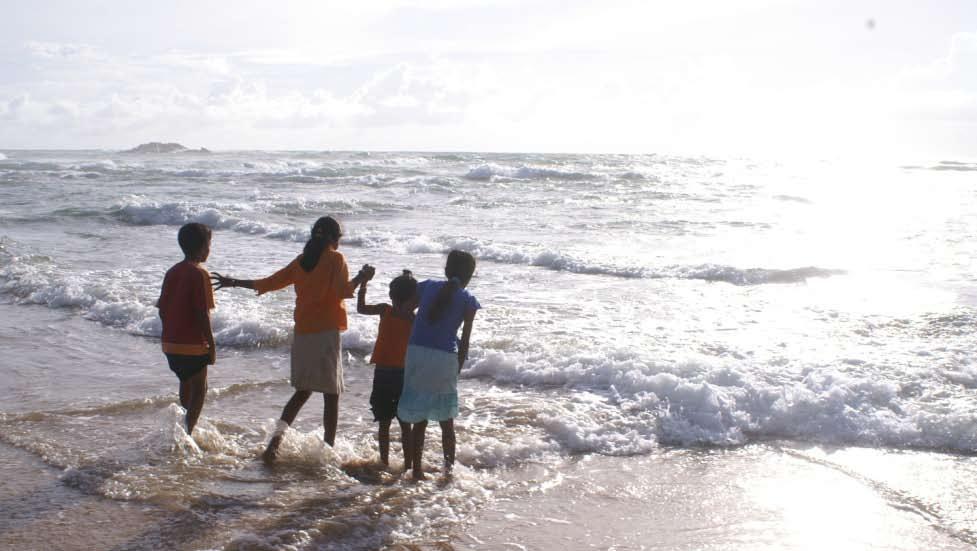 Fadderbarn på stranden i Hikkadua. hundratal nya fadderbarn genom den kontakten. Vi ser verkligen fram emot detta och hoppas att kunna få rapportera mer om den utvecklingen lite längre fram.