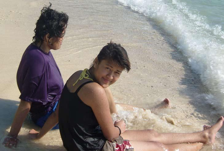 Från svensk till thai, Nere på stranden sitter Caroline och hennes (adoptiv)mamma Sommari. Vi sitter på café Tintin i Göteborg, inte som f.d. lärare och elev utan som intervjuare och intressant, adopterad ungdom.