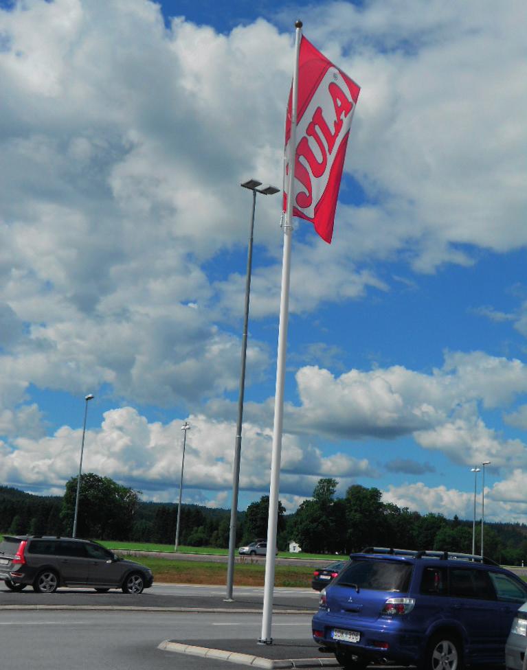 Ur trafiksäkerhetssynpunkt kan det vara olämpligt att placera sådana skyltar nära vägkorsning då de kan skymma sikt och utgöra en fara vid en påkörning.