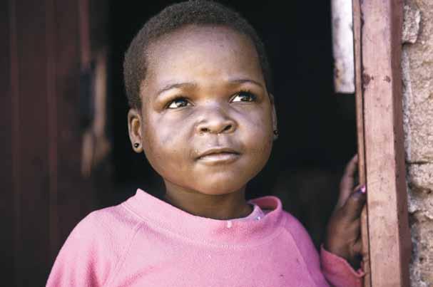 SMS:a LJUS till 72905 och ge 50 kr Tebenguni Simelane är fem år gammal och bor i Matsaphas slum i Swaziland. Varje år dör närmare 7 miljoner barn innan sin femte födelsedag.